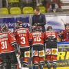 In der Memminger Eissporthalle hat der ECDC Memmingen vor 1.408 Zuschauern sein Heimspiel gegen den EHC Klostersee deutlich mit 5:1 gewinnen.
Schneller AusgleichDie Gäste gingen zwar in der achten Minute mit 0:1 in Führung, die aber von Sven Schirrmacher in der 19. Minute egalisiert wurde. Im zweiten Abschnitt und auch im letzten Drittel bauten die Indians mit jeweils 2 Toren ihren Vorsprung auf 5:1 aus. Die Tore erzielten in der 29. Minute Maxim Kryvorutskyy, in der 35. Minute Matej Pekr.Indians klar überlegenIm letzten Abschnitt kamen noch die Tore von Dominik Meisinger (45. Minute) und Jaroslav Hafenrichter konnte einen mustergültigen Konter in der 58. Minute versenken. Weil die Gäste mit ihrer 0:1 Führung bereits ihr Pulver verschossen bzw. Marco Eisenhut, den Memminger Goalie auf dem Posten sahen, endete die Begegnung mit einem verdienten 5:1 für die Memminger Indians.
