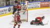 In der Memminger Eissporthalle hat der ECDC Memmingen vor 1.408 Zuschauern sein Heimspiel gegen den EHC Klostersee deutlich mit 5:1 gewinnen.
Schneller AusgleichDie Gäste gingen zwar in der achten Minute mit 0:1 in Führung, die aber von Sven Schirrmacher in der 19. Minute egalisiert wurde. Im zweiten Abschnitt und auch im letzten Drittel bauten die Indians mit jeweils 2 Toren ihren Vorsprung auf 5:1 aus. Die Tore erzielten in der 29. Minute Maxim Kryvorutskyy, in der 35. Minute Matej Pekr.Indians klar überlegenIm letzten Abschnitt kamen noch die Tore von Dominik Meisinger (45. Minute) und Jaroslav Hafenrichter konnte einen mustergültigen Konter in der 58. Minute versenken. Weil die Gäste mit ihrer 0:1 Führung bereits ihr Pulver verschossen bzw. Marco Eisenhut, den Memminger Goalie auf dem Posten sahen, endete die Begegnung mit einem verdienten 5:1 für die Memminger Indians.