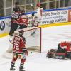 In der Memminger Eissporthalle hat der ECDC Memmingen vor 1.408 Zuschauern sein Heimspiel gegen den EHC Klostersee deutlich mit 5:1 gewinnen.
Schneller AusgleichDie Gäste gingen zwar in der achten Minute mit 0:1 in Führung, die aber von Sven Schirrmacher in der 19. Minute egalisiert wurde. Im zweiten Abschnitt und auch im letzten Drittel bauten die Indians mit jeweils 2 Toren ihren Vorsprung auf 5:1 aus. Die Tore erzielten in der 29. Minute Maxim Kryvorutskyy, in der 35. Minute Matej Pekr.Indians klar überlegenIm letzten Abschnitt kamen noch die Tore von Dominik Meisinger (45. Minute) und Jaroslav Hafenrichter konnte einen mustergültigen Konter in der 58. Minute versenken. Weil die Gäste mit ihrer 0:1 Führung bereits ihr Pulver verschossen bzw. Marco Eisenhut, den Memminger Goalie auf dem Posten sahen, endete die Begegnung mit einem verdienten 5:1 für die Memminger Indians.