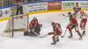 In der Memminger Eissporthalle hat der ECDC Memmingen vor 1.408 Zuschauern sein Heimspiel gegen den EHC Klostersee deutlich mit 5:1 gewinnen.
Schneller AusgleichDie Gäste gingen zwar in der achten Minute mit 0:1 in Führung, die aber von Sven Schirrmacher in der 19. Minute egalisiert wurde. Im zweiten Abschnitt und auch im letzten Drittel bauten die Indians mit jeweils 2 Toren ihren Vorsprung auf 5:1 aus. Die Tore erzielten in der 29. Minute Maxim Kryvorutskyy, in der 35. Minute Matej Pekr.Indians klar überlegenIm letzten Abschnitt kamen noch die Tore von Dominik Meisinger (45. Minute) und Jaroslav Hafenrichter konnte einen mustergültigen Konter in der 58. Minute versenken. Weil die Gäste mit ihrer 0:1 Führung bereits ihr Pulver verschossen bzw. Marco Eisenhut, den Memminger Goalie auf dem Posten sahen, endete die Begegnung mit einem verdienten 5:1 für die Memminger Indians.