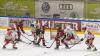 In der Memminger Eissporthalle hat der ECDC Memmingen vor 1.408 Zuschauern sein Heimspiel gegen den EHC Klostersee deutlich mit 5:1 gewinnen.
Schneller AusgleichDie Gäste gingen zwar in der achten Minute mit 0:1 in Führung, die aber von Sven Schirrmacher in der 19. Minute egalisiert wurde. Im zweiten Abschnitt und auch im letzten Drittel bauten die Indians mit jeweils 2 Toren ihren Vorsprung auf 5:1 aus. Die Tore erzielten in der 29. Minute Maxim Kryvorutskyy, in der 35. Minute Matej Pekr.Indians klar überlegenIm letzten Abschnitt kamen noch die Tore von Dominik Meisinger (45. Minute) und Jaroslav Hafenrichter konnte einen mustergültigen Konter in der 58. Minute versenken. Weil die Gäste mit ihrer 0:1 Führung bereits ihr Pulver verschossen bzw. Marco Eisenhut, den Memminger Goalie auf dem Posten sahen, endete die Begegnung mit einem verdienten 5:1 für die Memminger Indians.