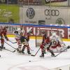 In der Memminger Eissporthalle hat der ECDC Memmingen vor 1.408 Zuschauern sein Heimspiel gegen den EHC Klostersee deutlich mit 5:1 gewinnen.
Schneller AusgleichDie Gäste gingen zwar in der achten Minute mit 0:1 in Führung, die aber von Sven Schirrmacher in der 19. Minute egalisiert wurde. Im zweiten Abschnitt und auch im letzten Drittel bauten die Indians mit jeweils 2 Toren ihren Vorsprung auf 5:1 aus. Die Tore erzielten in der 29. Minute Maxim Kryvorutskyy, in der 35. Minute Matej Pekr.Indians klar überlegenIm letzten Abschnitt kamen noch die Tore von Dominik Meisinger (45. Minute) und Jaroslav Hafenrichter konnte einen mustergültigen Konter in der 58. Minute versenken. Weil die Gäste mit ihrer 0:1 Führung bereits ihr Pulver verschossen bzw. Marco Eisenhut, den Memminger Goalie auf dem Posten sahen, endete die Begegnung mit einem verdienten 5:1 für die Memminger Indians.