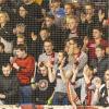 In der Memminger Eissporthalle hat der ECDC Memmingen vor 1.408 Zuschauern sein Heimspiel gegen den EHC Klostersee deutlich mit 5:1 gewinnen.
Schneller AusgleichDie Gäste gingen zwar in der achten Minute mit 0:1 in Führung, die aber von Sven Schirrmacher in der 19. Minute egalisiert wurde. Im zweiten Abschnitt und auch im letzten Drittel bauten die Indians mit jeweils 2 Toren ihren Vorsprung auf 5:1 aus. Die Tore erzielten in der 29. Minute Maxim Kryvorutskyy, in der 35. Minute Matej Pekr.Indians klar überlegenIm letzten Abschnitt kamen noch die Tore von Dominik Meisinger (45. Minute) und Jaroslav Hafenrichter konnte einen mustergültigen Konter in der 58. Minute versenken. Weil die Gäste mit ihrer 0:1 Führung bereits ihr Pulver verschossen bzw. Marco Eisenhut, den Memminger Goalie auf dem Posten sahen, endete die Begegnung mit einem verdienten 5:1 für die Memminger Indians.