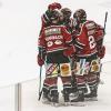 In der Memminger Eissporthalle hat der ECDC Memmingen vor 1.408 Zuschauern sein Heimspiel gegen den EHC Klostersee deutlich mit 5:1 gewinnen.
Schneller AusgleichDie Gäste gingen zwar in der achten Minute mit 0:1 in Führung, die aber von Sven Schirrmacher in der 19. Minute egalisiert wurde. Im zweiten Abschnitt und auch im letzten Drittel bauten die Indians mit jeweils 2 Toren ihren Vorsprung auf 5:1 aus. Die Tore erzielten in der 29. Minute Maxim Kryvorutskyy, in der 35. Minute Matej Pekr.Indians klar überlegenIm letzten Abschnitt kamen noch die Tore von Dominik Meisinger (45. Minute) und Jaroslav Hafenrichter konnte einen mustergültigen Konter in der 58. Minute versenken. Weil die Gäste mit ihrer 0:1 Führung bereits ihr Pulver verschossen bzw. Marco Eisenhut, den Memminger Goalie auf dem Posten sahen, endete die Begegnung mit einem verdienten 5:1 für die Memminger Indians.