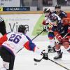 Nachdem am Freitag alle drei Verfolger der Sharks, Geretsried, Schweinfurt und Dorfen ihre Spiele verloren, standen die Vorzeichen für die Allgäuer am Sonntag nicht schlecht. Mit einem Sieg gegen Dorfen konnte man einen großen Schritt Richtung Aufstiegsrunde machen. Am ende ging das packende Spiel zwischen den Sharks und den Eispiraten in die Verlängerung
Kempten mit personellen ProblemenTrainer Harry Waibel musste aber vor dem Spiel erneut seine Reihen umstellen. Diesmal fehlten Adam Suchomer, Nikolas Oppenberger, Michel Maaßen und Lars Grözinger. Eine geballte Ladung Offensivpower stand dem Coach also nicht zur Verfügung. Und als ob das nicht schon genug Ausfälle sind, gesellte sich während des ersten Drittels noch Anton Zimmer dazu, er musste nach einem Kniecheck verletzt vom Eis.Führung für die Sharks nach dem ersten DrittelTrotzdem startete Kempten offensiv in die Begegnung und war auch schnell überlegen. Daniel Rau mit einem satten Blueliner brachte sein Team dann auch in Führung. Ein unnötiger Puckverlust führte jedoch zu einem Konter der Gäste und in der Folge zum Ausgleich. In Überzahl konnte Timo Schirrmacher dann eine wunderschöne Kombination zur 2:1 Pausenführung abschließen. Diese hätte aufgrund des ersten Drittels auch durchaus höher ausfallen können.Danny Schubert rettet mehrfachUnmittelbar vor der Pause ereignete sich dann dann das Foul an Anton Zimmer. Kempten konnte also fünf Minuten in Überzahl ins zweite Drittel starten. Leider verpuffte auch diese Möglichkeit das Ergebnis zu erhöhen. Dorfen kam dafür besser und besser ins Spiel und war den Rest des Drittels die überlegene Mannschaft. Danny Schubert im Sharks Gehäuse musste sein Team mehrfach vor dem Ausgleich retten. Dies erledigte er auch souverän.Ausgleich kurz vor Schluss und Sieg in der VerlängerungMachtlos war er allerdings kurz vor Spielende als die Scheibe vom Schlittschuh eines eigenen Spielers abgefälscht unhaltbar hinter ihm zum 2:2 einschlug. Es ging also in die Verlängerung mit Chancen auf beiden Seiten. Letztendlich war es Rostislav Martynek mit einer schönen Einzelleistung der den zweiten Punkt für sein Team sicherte. 

Nachdem auch Schweinfurt mit einem Penaltysieg über Buchloe zwei Punkte einfuhr bleibt der Abstand zu den Unterfranken bei noch vier ausstehenden Spielen bei 6 Punkten.