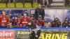 In der Memminger Eissporthalle hat der ECDC Memmingen vor 1.408 Zuschauern sein Heimspiel gegen den EHC Klostersee deutlich mit 5:1 gewinnen.
Schneller AusgleichDie Gäste gingen zwar in der achten Minute mit 0:1 in Führung, die aber von Sven Schirrmacher in der 19. Minute egalisiert wurde. Im zweiten Abschnitt und auch im letzten Drittel bauten die Indians mit jeweils 2 Toren ihren Vorsprung auf 5:1 aus. Die Tore erzielten in der 29. Minute Maxim Kryvorutskyy, in der 35. Minute Matej Pekr.Indians klar überlegenIm letzten Abschnitt kamen noch die Tore von Dominik Meisinger (45. Minute) und Jaroslav Hafenrichter konnte einen mustergültigen Konter in der 58. Minute versenken. Weil die Gäste mit ihrer 0:1 Führung bereits ihr Pulver verschossen bzw. Marco Eisenhut, den Memminger Goalie auf dem Posten sahen, endete die Begegnung mit einem verdienten 5:1 für die Memminger Indians.