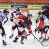 Nachdem am Freitag alle drei Verfolger der Sharks, Geretsried, Schweinfurt und Dorfen ihre Spiele verloren, standen die Vorzeichen für die Allgäuer am Sonntag nicht schlecht. Mit einem Sieg gegen Dorfen konnte man einen großen Schritt Richtung Aufstiegsrunde machen. Am ende ging das packende Spiel zwischen den Sharks und den Eispiraten in die Verlängerung
Kempten mit personellen ProblemenTrainer Harry Waibel musste aber vor dem Spiel erneut seine Reihen umstellen. Diesmal fehlten Adam Suchomer, Nikolas Oppenberger, Michel Maaßen und Lars Grözinger. Eine geballte Ladung Offensivpower stand dem Coach also nicht zur Verfügung. Und als ob das nicht schon genug Ausfälle sind, gesellte sich während des ersten Drittels noch Anton Zimmer dazu, er musste nach einem Kniecheck verletzt vom Eis.Führung für die Sharks nach dem ersten DrittelTrotzdem startete Kempten offensiv in die Begegnung und war auch schnell überlegen. Daniel Rau mit einem satten Blueliner brachte sein Team dann auch in Führung. Ein unnötiger Puckverlust führte jedoch zu einem Konter der Gäste und in der Folge zum Ausgleich. In Überzahl konnte Timo Schirrmacher dann eine wunderschöne Kombination zur 2:1 Pausenführung abschließen. Diese hätte aufgrund des ersten Drittels auch durchaus höher ausfallen können.Danny Schubert rettet mehrfachUnmittelbar vor der Pause ereignete sich dann dann das Foul an Anton Zimmer. Kempten konnte also fünf Minuten in Überzahl ins zweite Drittel starten. Leider verpuffte auch diese Möglichkeit das Ergebnis zu erhöhen. Dorfen kam dafür besser und besser ins Spiel und war den Rest des Drittels die überlegene Mannschaft. Danny Schubert im Sharks Gehäuse musste sein Team mehrfach vor dem Ausgleich retten. Dies erledigte er auch souverän.Ausgleich kurz vor Schluss und Sieg in der VerlängerungMachtlos war er allerdings kurz vor Spielende als die Scheibe vom Schlittschuh eines eigenen Spielers abgefälscht unhaltbar hinter ihm zum 2:2 einschlug. Es ging also in die Verlängerung mit Chancen auf beiden Seiten. Letztendlich war es Rostislav Martynek mit einer schönen Einzelleistung der den zweiten Punkt für sein Team sicherte. 

Nachdem auch Schweinfurt mit einem Penaltysieg über Buchloe zwei Punkte einfuhr bleibt der Abstand zu den Unterfranken bei noch vier ausstehenden Spielen bei 6 Punkten.