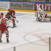 In der Memminger Eissporthalle hat der ECDC Memmingen vor 1.408 Zuschauern sein Heimspiel gegen den EHC Klostersee deutlich mit 5:1 gewinnen.
Schneller AusgleichDie Gäste gingen zwar in der achten Minute mit 0:1 in Führung, die aber von Sven Schirrmacher in der 19. Minute egalisiert wurde. Im zweiten Abschnitt und auch im letzten Drittel bauten die Indians mit jeweils 2 Toren ihren Vorsprung auf 5:1 aus. Die Tore erzielten in der 29. Minute Maxim Kryvorutskyy, in der 35. Minute Matej Pekr.Indians klar überlegenIm letzten Abschnitt kamen noch die Tore von Dominik Meisinger (45. Minute) und Jaroslav Hafenrichter konnte einen mustergültigen Konter in der 58. Minute versenken. Weil die Gäste mit ihrer 0:1 Führung bereits ihr Pulver verschossen bzw. Marco Eisenhut, den Memminger Goalie auf dem Posten sahen, endete die Begegnung mit einem verdienten 5:1 für die Memminger Indians.
