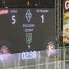 In der Memminger Eissporthalle hat der ECDC Memmingen vor 1.408 Zuschauern sein Heimspiel gegen den EHC Klostersee deutlich mit 5:1 gewinnen.
Schneller AusgleichDie Gäste gingen zwar in der achten Minute mit 0:1 in Führung, die aber von Sven Schirrmacher in der 19. Minute egalisiert wurde. Im zweiten Abschnitt und auch im letzten Drittel bauten die Indians mit jeweils 2 Toren ihren Vorsprung auf 5:1 aus. Die Tore erzielten in der 29. Minute Maxim Kryvorutskyy, in der 35. Minute Matej Pekr.Indians klar überlegenIm letzten Abschnitt kamen noch die Tore von Dominik Meisinger (45. Minute) und Jaroslav Hafenrichter konnte einen mustergültigen Konter in der 58. Minute versenken. Weil die Gäste mit ihrer 0:1 Führung bereits ihr Pulver verschossen bzw. Marco Eisenhut, den Memminger Goalie auf dem Posten sahen, endete die Begegnung mit einem verdienten 5:1 für die Memminger Indians.
