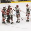 In der Memminger Eissporthalle hat der ECDC Memmingen vor 1.408 Zuschauern sein Heimspiel gegen den EHC Klostersee deutlich mit 5:1 gewinnen.
Schneller AusgleichDie Gäste gingen zwar in der achten Minute mit 0:1 in Führung, die aber von Sven Schirrmacher in der 19. Minute egalisiert wurde. Im zweiten Abschnitt und auch im letzten Drittel bauten die Indians mit jeweils 2 Toren ihren Vorsprung auf 5:1 aus. Die Tore erzielten in der 29. Minute Maxim Kryvorutskyy, in der 35. Minute Matej Pekr.Indians klar überlegenIm letzten Abschnitt kamen noch die Tore von Dominik Meisinger (45. Minute) und Jaroslav Hafenrichter konnte einen mustergültigen Konter in der 58. Minute versenken. Weil die Gäste mit ihrer 0:1 Führung bereits ihr Pulver verschossen bzw. Marco Eisenhut, den Memminger Goalie auf dem Posten sahen, endete die Begegnung mit einem verdienten 5:1 für die Memminger Indians.