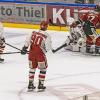 In der Memminger Eissporthalle hat der ECDC Memmingen vor 1.408 Zuschauern sein Heimspiel gegen den EHC Klostersee deutlich mit 5:1 gewinnen.
Schneller AusgleichDie Gäste gingen zwar in der achten Minute mit 0:1 in Führung, die aber von Sven Schirrmacher in der 19. Minute egalisiert wurde. Im zweiten Abschnitt und auch im letzten Drittel bauten die Indians mit jeweils 2 Toren ihren Vorsprung auf 5:1 aus. Die Tore erzielten in der 29. Minute Maxim Kryvorutskyy, in der 35. Minute Matej Pekr.Indians klar überlegenIm letzten Abschnitt kamen noch die Tore von Dominik Meisinger (45. Minute) und Jaroslav Hafenrichter konnte einen mustergültigen Konter in der 58. Minute versenken. Weil die Gäste mit ihrer 0:1 Führung bereits ihr Pulver verschossen bzw. Marco Eisenhut, den Memminger Goalie auf dem Posten sahen, endete die Begegnung mit einem verdienten 5:1 für die Memminger Indians.