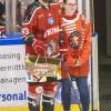 In der Memminger Eissporthalle hat der ECDC Memmingen vor 1.408 Zuschauern sein Heimspiel gegen den EHC Klostersee deutlich mit 5:1 gewinnen.
Schneller AusgleichDie Gäste gingen zwar in der achten Minute mit 0:1 in Führung, die aber von Sven Schirrmacher in der 19. Minute egalisiert wurde. Im zweiten Abschnitt und auch im letzten Drittel bauten die Indians mit jeweils 2 Toren ihren Vorsprung auf 5:1 aus. Die Tore erzielten in der 29. Minute Maxim Kryvorutskyy, in der 35. Minute Matej Pekr.Indians klar überlegenIm letzten Abschnitt kamen noch die Tore von Dominik Meisinger (45. Minute) und Jaroslav Hafenrichter konnte einen mustergültigen Konter in der 58. Minute versenken. Weil die Gäste mit ihrer 0:1 Führung bereits ihr Pulver verschossen bzw. Marco Eisenhut, den Memminger Goalie auf dem Posten sahen, endete die Begegnung mit einem verdienten 5:1 für die Memminger Indians.