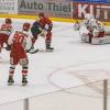 In der Memminger Eissporthalle hat der ECDC Memmingen vor 1.408 Zuschauern sein Heimspiel gegen den EHC Klostersee deutlich mit 5:1 gewinnen.
Schneller AusgleichDie Gäste gingen zwar in der achten Minute mit 0:1 in Führung, die aber von Sven Schirrmacher in der 19. Minute egalisiert wurde. Im zweiten Abschnitt und auch im letzten Drittel bauten die Indians mit jeweils 2 Toren ihren Vorsprung auf 5:1 aus. Die Tore erzielten in der 29. Minute Maxim Kryvorutskyy, in der 35. Minute Matej Pekr.Indians klar überlegenIm letzten Abschnitt kamen noch die Tore von Dominik Meisinger (45. Minute) und Jaroslav Hafenrichter konnte einen mustergültigen Konter in der 58. Minute versenken. Weil die Gäste mit ihrer 0:1 Führung bereits ihr Pulver verschossen bzw. Marco Eisenhut, den Memminger Goalie auf dem Posten sahen, endete die Begegnung mit einem verdienten 5:1 für die Memminger Indians.