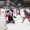Nachdem am Freitag alle drei Verfolger der Sharks, Geretsried, Schweinfurt und Dorfen ihre Spiele verloren, standen die Vorzeichen für die Allgäuer am Sonntag nicht schlecht. Mit einem Sieg gegen Dorfen konnte man einen großen Schritt Richtung Aufstiegsrunde machen. Am ende ging das packende Spiel zwischen den Sharks und den Eispiraten in die Verlängerung
Kempten mit personellen ProblemenTrainer Harry Waibel musste aber vor dem Spiel erneut seine Reihen umstellen. Diesmal fehlten Adam Suchomer, Nikolas Oppenberger, Michel Maaßen und Lars Grözinger. Eine geballte Ladung Offensivpower stand dem Coach also nicht zur Verfügung. Und als ob das nicht schon genug Ausfälle sind, gesellte sich während des ersten Drittels noch Anton Zimmer dazu, er musste nach einem Kniecheck verletzt vom Eis.Führung für die Sharks nach dem ersten DrittelTrotzdem startete Kempten offensiv in die Begegnung und war auch schnell überlegen. Daniel Rau mit einem satten Blueliner brachte sein Team dann auch in Führung. Ein unnötiger Puckverlust führte jedoch zu einem Konter der Gäste und in der Folge zum Ausgleich. In Überzahl konnte Timo Schirrmacher dann eine wunderschöne Kombination zur 2:1 Pausenführung abschließen. Diese hätte aufgrund des ersten Drittels auch durchaus höher ausfallen können.Danny Schubert rettet mehrfachUnmittelbar vor der Pause ereignete sich dann dann das Foul an Anton Zimmer. Kempten konnte also fünf Minuten in Überzahl ins zweite Drittel starten. Leider verpuffte auch diese Möglichkeit das Ergebnis zu erhöhen. Dorfen kam dafür besser und besser ins Spiel und war den Rest des Drittels die überlegene Mannschaft. Danny Schubert im Sharks Gehäuse musste sein Team mehrfach vor dem Ausgleich retten. Dies erledigte er auch souverän.Ausgleich kurz vor Schluss und Sieg in der VerlängerungMachtlos war er allerdings kurz vor Spielende als die Scheibe vom Schlittschuh eines eigenen Spielers abgefälscht unhaltbar hinter ihm zum 2:2 einschlug. Es ging also in die Verlängerung mit Chancen auf beiden Seiten. Letztendlich war es Rostislav Martynek mit einer schönen Einzelleistung der den zweiten Punkt für sein Team sicherte. 

Nachdem auch Schweinfurt mit einem Penaltysieg über Buchloe zwei Punkte einfuhr bleibt der Abstand zu den Unterfranken bei noch vier ausstehenden Spielen bei 6 Punkten.