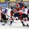 Nachdem am Freitag alle drei Verfolger der Sharks, Geretsried, Schweinfurt und Dorfen ihre Spiele verloren, standen die Vorzeichen für die Allgäuer am Sonntag nicht schlecht. Mit einem Sieg gegen Dorfen konnte man einen großen Schritt Richtung Aufstiegsrunde machen. Am ende ging das packende Spiel zwischen den Sharks und den Eispiraten in die Verlängerung
Kempten mit personellen ProblemenTrainer Harry Waibel musste aber vor dem Spiel erneut seine Reihen umstellen. Diesmal fehlten Adam Suchomer, Nikolas Oppenberger, Michel Maaßen und Lars Grözinger. Eine geballte Ladung Offensivpower stand dem Coach also nicht zur Verfügung. Und als ob das nicht schon genug Ausfälle sind, gesellte sich während des ersten Drittels noch Anton Zimmer dazu, er musste nach einem Kniecheck verletzt vom Eis.Führung für die Sharks nach dem ersten DrittelTrotzdem startete Kempten offensiv in die Begegnung und war auch schnell überlegen. Daniel Rau mit einem satten Blueliner brachte sein Team dann auch in Führung. Ein unnötiger Puckverlust führte jedoch zu einem Konter der Gäste und in der Folge zum Ausgleich. In Überzahl konnte Timo Schirrmacher dann eine wunderschöne Kombination zur 2:1 Pausenführung abschließen. Diese hätte aufgrund des ersten Drittels auch durchaus höher ausfallen können.Danny Schubert rettet mehrfachUnmittelbar vor der Pause ereignete sich dann dann das Foul an Anton Zimmer. Kempten konnte also fünf Minuten in Überzahl ins zweite Drittel starten. Leider verpuffte auch diese Möglichkeit das Ergebnis zu erhöhen. Dorfen kam dafür besser und besser ins Spiel und war den Rest des Drittels die überlegene Mannschaft. Danny Schubert im Sharks Gehäuse musste sein Team mehrfach vor dem Ausgleich retten. Dies erledigte er auch souverän.Ausgleich kurz vor Schluss und Sieg in der VerlängerungMachtlos war er allerdings kurz vor Spielende als die Scheibe vom Schlittschuh eines eigenen Spielers abgefälscht unhaltbar hinter ihm zum 2:2 einschlug. Es ging also in die Verlängerung mit Chancen auf beiden Seiten. Letztendlich war es Rostislav Martynek mit einer schönen Einzelleistung der den zweiten Punkt für sein Team sicherte. 

Nachdem auch Schweinfurt mit einem Penaltysieg über Buchloe zwei Punkte einfuhr bleibt der Abstand zu den Unterfranken bei noch vier ausstehenden Spielen bei 6 Punkten.