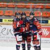 Nachdem am Freitag alle drei Verfolger der Sharks, Geretsried, Schweinfurt und Dorfen ihre Spiele verloren, standen die Vorzeichen für die Allgäuer am Sonntag nicht schlecht. Mit einem Sieg gegen Dorfen konnte man einen großen Schritt Richtung Aufstiegsrunde machen. Am ende ging das packende Spiel zwischen den Sharks und den Eispiraten in die Verlängerung
Kempten mit personellen ProblemenTrainer Harry Waibel musste aber vor dem Spiel erneut seine Reihen umstellen. Diesmal fehlten Adam Suchomer, Nikolas Oppenberger, Michel Maaßen und Lars Grözinger. Eine geballte Ladung Offensivpower stand dem Coach also nicht zur Verfügung. Und als ob das nicht schon genug Ausfälle sind, gesellte sich während des ersten Drittels noch Anton Zimmer dazu, er musste nach einem Kniecheck verletzt vom Eis.Führung für die Sharks nach dem ersten DrittelTrotzdem startete Kempten offensiv in die Begegnung und war auch schnell überlegen. Daniel Rau mit einem satten Blueliner brachte sein Team dann auch in Führung. Ein unnötiger Puckverlust führte jedoch zu einem Konter der Gäste und in der Folge zum Ausgleich. In Überzahl konnte Timo Schirrmacher dann eine wunderschöne Kombination zur 2:1 Pausenführung abschließen. Diese hätte aufgrund des ersten Drittels auch durchaus höher ausfallen können.Danny Schubert rettet mehrfachUnmittelbar vor der Pause ereignete sich dann dann das Foul an Anton Zimmer. Kempten konnte also fünf Minuten in Überzahl ins zweite Drittel starten. Leider verpuffte auch diese Möglichkeit das Ergebnis zu erhöhen. Dorfen kam dafür besser und besser ins Spiel und war den Rest des Drittels die überlegene Mannschaft. Danny Schubert im Sharks Gehäuse musste sein Team mehrfach vor dem Ausgleich retten. Dies erledigte er auch souverän.Ausgleich kurz vor Schluss und Sieg in der VerlängerungMachtlos war er allerdings kurz vor Spielende als die Scheibe vom Schlittschuh eines eigenen Spielers abgefälscht unhaltbar hinter ihm zum 2:2 einschlug. Es ging also in die Verlängerung mit Chancen auf beiden Seiten. Letztendlich war es Rostislav Martynek mit einer schönen Einzelleistung der den zweiten Punkt für sein Team sicherte. 

Nachdem auch Schweinfurt mit einem Penaltysieg über Buchloe zwei Punkte einfuhr bleibt der Abstand zu den Unterfranken bei noch vier ausstehenden Spielen bei 6 Punkten.