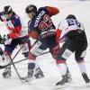 Nachdem am Freitag alle drei Verfolger der Sharks, Geretsried, Schweinfurt und Dorfen ihre Spiele verloren, standen die Vorzeichen für die Allgäuer am Sonntag nicht schlecht. Mit einem Sieg gegen Dorfen konnte man einen großen Schritt Richtung Aufstiegsrunde machen. Am ende ging das packende Spiel zwischen den Sharks und den Eispiraten in die Verlängerung
Kempten mit personellen ProblemenTrainer Harry Waibel musste aber vor dem Spiel erneut seine Reihen umstellen. Diesmal fehlten Adam Suchomer, Nikolas Oppenberger, Michel Maaßen und Lars Grözinger. Eine geballte Ladung Offensivpower stand dem Coach also nicht zur Verfügung. Und als ob das nicht schon genug Ausfälle sind, gesellte sich während des ersten Drittels noch Anton Zimmer dazu, er musste nach einem Kniecheck verletzt vom Eis.Führung für die Sharks nach dem ersten DrittelTrotzdem startete Kempten offensiv in die Begegnung und war auch schnell überlegen. Daniel Rau mit einem satten Blueliner brachte sein Team dann auch in Führung. Ein unnötiger Puckverlust führte jedoch zu einem Konter der Gäste und in der Folge zum Ausgleich. In Überzahl konnte Timo Schirrmacher dann eine wunderschöne Kombination zur 2:1 Pausenführung abschließen. Diese hätte aufgrund des ersten Drittels auch durchaus höher ausfallen können.Danny Schubert rettet mehrfachUnmittelbar vor der Pause ereignete sich dann dann das Foul an Anton Zimmer. Kempten konnte also fünf Minuten in Überzahl ins zweite Drittel starten. Leider verpuffte auch diese Möglichkeit das Ergebnis zu erhöhen. Dorfen kam dafür besser und besser ins Spiel und war den Rest des Drittels die überlegene Mannschaft. Danny Schubert im Sharks Gehäuse musste sein Team mehrfach vor dem Ausgleich retten. Dies erledigte er auch souverän.Ausgleich kurz vor Schluss und Sieg in der VerlängerungMachtlos war er allerdings kurz vor Spielende als die Scheibe vom Schlittschuh eines eigenen Spielers abgefälscht unhaltbar hinter ihm zum 2:2 einschlug. Es ging also in die Verlängerung mit Chancen auf beiden Seiten. Letztendlich war es Rostislav Martynek mit einer schönen Einzelleistung der den zweiten Punkt für sein Team sicherte. 

Nachdem auch Schweinfurt mit einem Penaltysieg über Buchloe zwei Punkte einfuhr bleibt der Abstand zu den Unterfranken bei noch vier ausstehenden Spielen bei 6 Punkten.