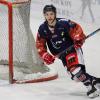 Nachdem am Freitag alle drei Verfolger der Sharks, Geretsried, Schweinfurt und Dorfen ihre Spiele verloren, standen die Vorzeichen für die Allgäuer am Sonntag nicht schlecht. Mit einem Sieg gegen Dorfen konnte man einen großen Schritt Richtung Aufstiegsrunde machen. Am ende ging das packende Spiel zwischen den Sharks und den Eispiraten in die Verlängerung
Kempten mit personellen ProblemenTrainer Harry Waibel musste aber vor dem Spiel erneut seine Reihen umstellen. Diesmal fehlten Adam Suchomer, Nikolas Oppenberger, Michel Maaßen und Lars Grözinger. Eine geballte Ladung Offensivpower stand dem Coach also nicht zur Verfügung. Und als ob das nicht schon genug Ausfälle sind, gesellte sich während des ersten Drittels noch Anton Zimmer dazu, er musste nach einem Kniecheck verletzt vom Eis.Führung für die Sharks nach dem ersten DrittelTrotzdem startete Kempten offensiv in die Begegnung und war auch schnell überlegen. Daniel Rau mit einem satten Blueliner brachte sein Team dann auch in Führung. Ein unnötiger Puckverlust führte jedoch zu einem Konter der Gäste und in der Folge zum Ausgleich. In Überzahl konnte Timo Schirrmacher dann eine wunderschöne Kombination zur 2:1 Pausenführung abschließen. Diese hätte aufgrund des ersten Drittels auch durchaus höher ausfallen können.Danny Schubert rettet mehrfachUnmittelbar vor der Pause ereignete sich dann dann das Foul an Anton Zimmer. Kempten konnte also fünf Minuten in Überzahl ins zweite Drittel starten. Leider verpuffte auch diese Möglichkeit das Ergebnis zu erhöhen. Dorfen kam dafür besser und besser ins Spiel und war den Rest des Drittels die überlegene Mannschaft. Danny Schubert im Sharks Gehäuse musste sein Team mehrfach vor dem Ausgleich retten. Dies erledigte er auch souverän.Ausgleich kurz vor Schluss und Sieg in der VerlängerungMachtlos war er allerdings kurz vor Spielende als die Scheibe vom Schlittschuh eines eigenen Spielers abgefälscht unhaltbar hinter ihm zum 2:2 einschlug. Es ging also in die Verlängerung mit Chancen auf beiden Seiten. Letztendlich war es Rostislav Martynek mit einer schönen Einzelleistung der den zweiten Punkt für sein Team sicherte. 

Nachdem auch Schweinfurt mit einem Penaltysieg über Buchloe zwei Punkte einfuhr bleibt der Abstand zu den Unterfranken bei noch vier ausstehenden Spielen bei 6 Punkten.