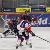 Nachdem am Freitag alle drei Verfolger der Sharks, Geretsried, Schweinfurt und Dorfen ihre Spiele verloren, standen die Vorzeichen für die Allgäuer am Sonntag nicht schlecht. Mit einem Sieg gegen Dorfen konnte man einen großen Schritt Richtung Aufstiegsrunde machen. Am ende ging das packende Spiel zwischen den Sharks und den Eispiraten in die Verlängerung
Kempten mit personellen ProblemenTrainer Harry Waibel musste aber vor dem Spiel erneut seine Reihen umstellen. Diesmal fehlten Adam Suchomer, Nikolas Oppenberger, Michel Maaßen und Lars Grözinger. Eine geballte Ladung Offensivpower stand dem Coach also nicht zur Verfügung. Und als ob das nicht schon genug Ausfälle sind, gesellte sich während des ersten Drittels noch Anton Zimmer dazu, er musste nach einem Kniecheck verletzt vom Eis.Führung für die Sharks nach dem ersten DrittelTrotzdem startete Kempten offensiv in die Begegnung und war auch schnell überlegen. Daniel Rau mit einem satten Blueliner brachte sein Team dann auch in Führung. Ein unnötiger Puckverlust führte jedoch zu einem Konter der Gäste und in der Folge zum Ausgleich. In Überzahl konnte Timo Schirrmacher dann eine wunderschöne Kombination zur 2:1 Pausenführung abschließen. Diese hätte aufgrund des ersten Drittels auch durchaus höher ausfallen können.Danny Schubert rettet mehrfachUnmittelbar vor der Pause ereignete sich dann dann das Foul an Anton Zimmer. Kempten konnte also fünf Minuten in Überzahl ins zweite Drittel starten. Leider verpuffte auch diese Möglichkeit das Ergebnis zu erhöhen. Dorfen kam dafür besser und besser ins Spiel und war den Rest des Drittels die überlegene Mannschaft. Danny Schubert im Sharks Gehäuse musste sein Team mehrfach vor dem Ausgleich retten. Dies erledigte er auch souverän.Ausgleich kurz vor Schluss und Sieg in der VerlängerungMachtlos war er allerdings kurz vor Spielende als die Scheibe vom Schlittschuh eines eigenen Spielers abgefälscht unhaltbar hinter ihm zum 2:2 einschlug. Es ging also in die Verlängerung mit Chancen auf beiden Seiten. Letztendlich war es Rostislav Martynek mit einer schönen Einzelleistung der den zweiten Punkt für sein Team sicherte. 

Nachdem auch Schweinfurt mit einem Penaltysieg über Buchloe zwei Punkte einfuhr bleibt der Abstand zu den Unterfranken bei noch vier ausstehenden Spielen bei 6 Punkten.