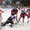 Nachdem am Freitag alle drei Verfolger der Sharks, Geretsried, Schweinfurt und Dorfen ihre Spiele verloren, standen die Vorzeichen für die Allgäuer am Sonntag nicht schlecht. Mit einem Sieg gegen Dorfen konnte man einen großen Schritt Richtung Aufstiegsrunde machen. Am ende ging das packende Spiel zwischen den Sharks und den Eispiraten in die Verlängerung
Kempten mit personellen ProblemenTrainer Harry Waibel musste aber vor dem Spiel erneut seine Reihen umstellen. Diesmal fehlten Adam Suchomer, Nikolas Oppenberger, Michel Maaßen und Lars Grözinger. Eine geballte Ladung Offensivpower stand dem Coach also nicht zur Verfügung. Und als ob das nicht schon genug Ausfälle sind, gesellte sich während des ersten Drittels noch Anton Zimmer dazu, er musste nach einem Kniecheck verletzt vom Eis.Führung für die Sharks nach dem ersten DrittelTrotzdem startete Kempten offensiv in die Begegnung und war auch schnell überlegen. Daniel Rau mit einem satten Blueliner brachte sein Team dann auch in Führung. Ein unnötiger Puckverlust führte jedoch zu einem Konter der Gäste und in der Folge zum Ausgleich. In Überzahl konnte Timo Schirrmacher dann eine wunderschöne Kombination zur 2:1 Pausenführung abschließen. Diese hätte aufgrund des ersten Drittels auch durchaus höher ausfallen können.Danny Schubert rettet mehrfachUnmittelbar vor der Pause ereignete sich dann dann das Foul an Anton Zimmer. Kempten konnte also fünf Minuten in Überzahl ins zweite Drittel starten. Leider verpuffte auch diese Möglichkeit das Ergebnis zu erhöhen. Dorfen kam dafür besser und besser ins Spiel und war den Rest des Drittels die überlegene Mannschaft. Danny Schubert im Sharks Gehäuse musste sein Team mehrfach vor dem Ausgleich retten. Dies erledigte er auch souverän.Ausgleich kurz vor Schluss und Sieg in der VerlängerungMachtlos war er allerdings kurz vor Spielende als die Scheibe vom Schlittschuh eines eigenen Spielers abgefälscht unhaltbar hinter ihm zum 2:2 einschlug. Es ging also in die Verlängerung mit Chancen auf beiden Seiten. Letztendlich war es Rostislav Martynek mit einer schönen Einzelleistung der den zweiten Punkt für sein Team sicherte. 

Nachdem auch Schweinfurt mit einem Penaltysieg über Buchloe zwei Punkte einfuhr bleibt der Abstand zu den Unterfranken bei noch vier ausstehenden Spielen bei 6 Punkten.