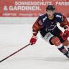 Nachdem am Freitag alle drei Verfolger der Sharks, Geretsried, Schweinfurt und Dorfen ihre Spiele verloren, standen die Vorzeichen für die Allgäuer am Sonntag nicht schlecht. Mit einem Sieg gegen Dorfen konnte man einen großen Schritt Richtung Aufstiegsrunde machen. Am ende ging das packende Spiel zwischen den Sharks und den Eispiraten in die Verlängerung
Kempten mit personellen ProblemenTrainer Harry Waibel musste aber vor dem Spiel erneut seine Reihen umstellen. Diesmal fehlten Adam Suchomer, Nikolas Oppenberger, Michel Maaßen und Lars Grözinger. Eine geballte Ladung Offensivpower stand dem Coach also nicht zur Verfügung. Und als ob das nicht schon genug Ausfälle sind, gesellte sich während des ersten Drittels noch Anton Zimmer dazu, er musste nach einem Kniecheck verletzt vom Eis.Führung für die Sharks nach dem ersten DrittelTrotzdem startete Kempten offensiv in die Begegnung und war auch schnell überlegen. Daniel Rau mit einem satten Blueliner brachte sein Team dann auch in Führung. Ein unnötiger Puckverlust führte jedoch zu einem Konter der Gäste und in der Folge zum Ausgleich. In Überzahl konnte Timo Schirrmacher dann eine wunderschöne Kombination zur 2:1 Pausenführung abschließen. Diese hätte aufgrund des ersten Drittels auch durchaus höher ausfallen können.Danny Schubert rettet mehrfachUnmittelbar vor der Pause ereignete sich dann dann das Foul an Anton Zimmer. Kempten konnte also fünf Minuten in Überzahl ins zweite Drittel starten. Leider verpuffte auch diese Möglichkeit das Ergebnis zu erhöhen. Dorfen kam dafür besser und besser ins Spiel und war den Rest des Drittels die überlegene Mannschaft. Danny Schubert im Sharks Gehäuse musste sein Team mehrfach vor dem Ausgleich retten. Dies erledigte er auch souverän.Ausgleich kurz vor Schluss und Sieg in der VerlängerungMachtlos war er allerdings kurz vor Spielende als die Scheibe vom Schlittschuh eines eigenen Spielers abgefälscht unhaltbar hinter ihm zum 2:2 einschlug. Es ging also in die Verlängerung mit Chancen auf beiden Seiten. Letztendlich war es Rostislav Martynek mit einer schönen Einzelleistung der den zweiten Punkt für sein Team sicherte. 

Nachdem auch Schweinfurt mit einem Penaltysieg über Buchloe zwei Punkte einfuhr bleibt der Abstand zu den Unterfranken bei noch vier ausstehenden Spielen bei 6 Punkten.
