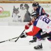 Nachdem am Freitag alle drei Verfolger der Sharks, Geretsried, Schweinfurt und Dorfen ihre Spiele verloren, standen die Vorzeichen für die Allgäuer am Sonntag nicht schlecht. Mit einem Sieg gegen Dorfen konnte man einen großen Schritt Richtung Aufstiegsrunde machen. Am ende ging das packende Spiel zwischen den Sharks und den Eispiraten in die Verlängerung
Kempten mit personellen ProblemenTrainer Harry Waibel musste aber vor dem Spiel erneut seine Reihen umstellen. Diesmal fehlten Adam Suchomer, Nikolas Oppenberger, Michel Maaßen und Lars Grözinger. Eine geballte Ladung Offensivpower stand dem Coach also nicht zur Verfügung. Und als ob das nicht schon genug Ausfälle sind, gesellte sich während des ersten Drittels noch Anton Zimmer dazu, er musste nach einem Kniecheck verletzt vom Eis.Führung für die Sharks nach dem ersten DrittelTrotzdem startete Kempten offensiv in die Begegnung und war auch schnell überlegen. Daniel Rau mit einem satten Blueliner brachte sein Team dann auch in Führung. Ein unnötiger Puckverlust führte jedoch zu einem Konter der Gäste und in der Folge zum Ausgleich. In Überzahl konnte Timo Schirrmacher dann eine wunderschöne Kombination zur 2:1 Pausenführung abschließen. Diese hätte aufgrund des ersten Drittels auch durchaus höher ausfallen können.Danny Schubert rettet mehrfachUnmittelbar vor der Pause ereignete sich dann dann das Foul an Anton Zimmer. Kempten konnte also fünf Minuten in Überzahl ins zweite Drittel starten. Leider verpuffte auch diese Möglichkeit das Ergebnis zu erhöhen. Dorfen kam dafür besser und besser ins Spiel und war den Rest des Drittels die überlegene Mannschaft. Danny Schubert im Sharks Gehäuse musste sein Team mehrfach vor dem Ausgleich retten. Dies erledigte er auch souverän.Ausgleich kurz vor Schluss und Sieg in der VerlängerungMachtlos war er allerdings kurz vor Spielende als die Scheibe vom Schlittschuh eines eigenen Spielers abgefälscht unhaltbar hinter ihm zum 2:2 einschlug. Es ging also in die Verlängerung mit Chancen auf beiden Seiten. Letztendlich war es Rostislav Martynek mit einer schönen Einzelleistung der den zweiten Punkt für sein Team sicherte. 

Nachdem auch Schweinfurt mit einem Penaltysieg über Buchloe zwei Punkte einfuhr bleibt der Abstand zu den Unterfranken bei noch vier ausstehenden Spielen bei 6 Punkten.