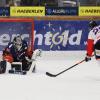 Nachdem am Freitag alle drei Verfolger der Sharks, Geretsried, Schweinfurt und Dorfen ihre Spiele verloren, standen die Vorzeichen für die Allgäuer am Sonntag nicht schlecht. Mit einem Sieg gegen Dorfen konnte man einen großen Schritt Richtung Aufstiegsrunde machen. Am ende ging das packende Spiel zwischen den Sharks und den Eispiraten in die Verlängerung
Kempten mit personellen ProblemenTrainer Harry Waibel musste aber vor dem Spiel erneut seine Reihen umstellen. Diesmal fehlten Adam Suchomer, Nikolas Oppenberger, Michel Maaßen und Lars Grözinger. Eine geballte Ladung Offensivpower stand dem Coach also nicht zur Verfügung. Und als ob das nicht schon genug Ausfälle sind, gesellte sich während des ersten Drittels noch Anton Zimmer dazu, er musste nach einem Kniecheck verletzt vom Eis.Führung für die Sharks nach dem ersten DrittelTrotzdem startete Kempten offensiv in die Begegnung und war auch schnell überlegen. Daniel Rau mit einem satten Blueliner brachte sein Team dann auch in Führung. Ein unnötiger Puckverlust führte jedoch zu einem Konter der Gäste und in der Folge zum Ausgleich. In Überzahl konnte Timo Schirrmacher dann eine wunderschöne Kombination zur 2:1 Pausenführung abschließen. Diese hätte aufgrund des ersten Drittels auch durchaus höher ausfallen können.Danny Schubert rettet mehrfachUnmittelbar vor der Pause ereignete sich dann dann das Foul an Anton Zimmer. Kempten konnte also fünf Minuten in Überzahl ins zweite Drittel starten. Leider verpuffte auch diese Möglichkeit das Ergebnis zu erhöhen. Dorfen kam dafür besser und besser ins Spiel und war den Rest des Drittels die überlegene Mannschaft. Danny Schubert im Sharks Gehäuse musste sein Team mehrfach vor dem Ausgleich retten. Dies erledigte er auch souverän.Ausgleich kurz vor Schluss und Sieg in der VerlängerungMachtlos war er allerdings kurz vor Spielende als die Scheibe vom Schlittschuh eines eigenen Spielers abgefälscht unhaltbar hinter ihm zum 2:2 einschlug. Es ging also in die Verlängerung mit Chancen auf beiden Seiten. Letztendlich war es Rostislav Martynek mit einer schönen Einzelleistung der den zweiten Punkt für sein Team sicherte. 

Nachdem auch Schweinfurt mit einem Penaltysieg über Buchloe zwei Punkte einfuhr bleibt der Abstand zu den Unterfranken bei noch vier ausstehenden Spielen bei 6 Punkten.