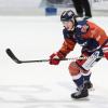 Nachdem am Freitag alle drei Verfolger der Sharks, Geretsried, Schweinfurt und Dorfen ihre Spiele verloren, standen die Vorzeichen für die Allgäuer am Sonntag nicht schlecht. Mit einem Sieg gegen Dorfen konnte man einen großen Schritt Richtung Aufstiegsrunde machen. Am ende ging das packende Spiel zwischen den Sharks und den Eispiraten in die Verlängerung
Kempten mit personellen ProblemenTrainer Harry Waibel musste aber vor dem Spiel erneut seine Reihen umstellen. Diesmal fehlten Adam Suchomer, Nikolas Oppenberger, Michel Maaßen und Lars Grözinger. Eine geballte Ladung Offensivpower stand dem Coach also nicht zur Verfügung. Und als ob das nicht schon genug Ausfälle sind, gesellte sich während des ersten Drittels noch Anton Zimmer dazu, er musste nach einem Kniecheck verletzt vom Eis.Führung für die Sharks nach dem ersten DrittelTrotzdem startete Kempten offensiv in die Begegnung und war auch schnell überlegen. Daniel Rau mit einem satten Blueliner brachte sein Team dann auch in Führung. Ein unnötiger Puckverlust führte jedoch zu einem Konter der Gäste und in der Folge zum Ausgleich. In Überzahl konnte Timo Schirrmacher dann eine wunderschöne Kombination zur 2:1 Pausenführung abschließen. Diese hätte aufgrund des ersten Drittels auch durchaus höher ausfallen können.Danny Schubert rettet mehrfachUnmittelbar vor der Pause ereignete sich dann dann das Foul an Anton Zimmer. Kempten konnte also fünf Minuten in Überzahl ins zweite Drittel starten. Leider verpuffte auch diese Möglichkeit das Ergebnis zu erhöhen. Dorfen kam dafür besser und besser ins Spiel und war den Rest des Drittels die überlegene Mannschaft. Danny Schubert im Sharks Gehäuse musste sein Team mehrfach vor dem Ausgleich retten. Dies erledigte er auch souverän.Ausgleich kurz vor Schluss und Sieg in der VerlängerungMachtlos war er allerdings kurz vor Spielende als die Scheibe vom Schlittschuh eines eigenen Spielers abgefälscht unhaltbar hinter ihm zum 2:2 einschlug. Es ging also in die Verlängerung mit Chancen auf beiden Seiten. Letztendlich war es Rostislav Martynek mit einer schönen Einzelleistung der den zweiten Punkt für sein Team sicherte. 

Nachdem auch Schweinfurt mit einem Penaltysieg über Buchloe zwei Punkte einfuhr bleibt der Abstand zu den Unterfranken bei noch vier ausstehenden Spielen bei 6 Punkten.