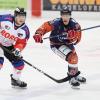 Nachdem am Freitag alle drei Verfolger der Sharks, Geretsried, Schweinfurt und Dorfen ihre Spiele verloren, standen die Vorzeichen für die Allgäuer am Sonntag nicht schlecht. Mit einem Sieg gegen Dorfen konnte man einen großen Schritt Richtung Aufstiegsrunde machen. Am ende ging das packende Spiel zwischen den Sharks und den Eispiraten in die Verlängerung
Kempten mit personellen ProblemenTrainer Harry Waibel musste aber vor dem Spiel erneut seine Reihen umstellen. Diesmal fehlten Adam Suchomer, Nikolas Oppenberger, Michel Maaßen und Lars Grözinger. Eine geballte Ladung Offensivpower stand dem Coach also nicht zur Verfügung. Und als ob das nicht schon genug Ausfälle sind, gesellte sich während des ersten Drittels noch Anton Zimmer dazu, er musste nach einem Kniecheck verletzt vom Eis.Führung für die Sharks nach dem ersten DrittelTrotzdem startete Kempten offensiv in die Begegnung und war auch schnell überlegen. Daniel Rau mit einem satten Blueliner brachte sein Team dann auch in Führung. Ein unnötiger Puckverlust führte jedoch zu einem Konter der Gäste und in der Folge zum Ausgleich. In Überzahl konnte Timo Schirrmacher dann eine wunderschöne Kombination zur 2:1 Pausenführung abschließen. Diese hätte aufgrund des ersten Drittels auch durchaus höher ausfallen können.Danny Schubert rettet mehrfachUnmittelbar vor der Pause ereignete sich dann dann das Foul an Anton Zimmer. Kempten konnte also fünf Minuten in Überzahl ins zweite Drittel starten. Leider verpuffte auch diese Möglichkeit das Ergebnis zu erhöhen. Dorfen kam dafür besser und besser ins Spiel und war den Rest des Drittels die überlegene Mannschaft. Danny Schubert im Sharks Gehäuse musste sein Team mehrfach vor dem Ausgleich retten. Dies erledigte er auch souverän.Ausgleich kurz vor Schluss und Sieg in der VerlängerungMachtlos war er allerdings kurz vor Spielende als die Scheibe vom Schlittschuh eines eigenen Spielers abgefälscht unhaltbar hinter ihm zum 2:2 einschlug. Es ging also in die Verlängerung mit Chancen auf beiden Seiten. Letztendlich war es Rostislav Martynek mit einer schönen Einzelleistung der den zweiten Punkt für sein Team sicherte. 

Nachdem auch Schweinfurt mit einem Penaltysieg über Buchloe zwei Punkte einfuhr bleibt der Abstand zu den Unterfranken bei noch vier ausstehenden Spielen bei 6 Punkten.