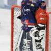 Nachdem am Freitag alle drei Verfolger der Sharks, Geretsried, Schweinfurt und Dorfen ihre Spiele verloren, standen die Vorzeichen für die Allgäuer am Sonntag nicht schlecht. Mit einem Sieg gegen Dorfen konnte man einen großen Schritt Richtung Aufstiegsrunde machen. Am ende ging das packende Spiel zwischen den Sharks und den Eispiraten in die Verlängerung
Kempten mit personellen ProblemenTrainer Harry Waibel musste aber vor dem Spiel erneut seine Reihen umstellen. Diesmal fehlten Adam Suchomer, Nikolas Oppenberger, Michel Maaßen und Lars Grözinger. Eine geballte Ladung Offensivpower stand dem Coach also nicht zur Verfügung. Und als ob das nicht schon genug Ausfälle sind, gesellte sich während des ersten Drittels noch Anton Zimmer dazu, er musste nach einem Kniecheck verletzt vom Eis.Führung für die Sharks nach dem ersten DrittelTrotzdem startete Kempten offensiv in die Begegnung und war auch schnell überlegen. Daniel Rau mit einem satten Blueliner brachte sein Team dann auch in Führung. Ein unnötiger Puckverlust führte jedoch zu einem Konter der Gäste und in der Folge zum Ausgleich. In Überzahl konnte Timo Schirrmacher dann eine wunderschöne Kombination zur 2:1 Pausenführung abschließen. Diese hätte aufgrund des ersten Drittels auch durchaus höher ausfallen können.Danny Schubert rettet mehrfachUnmittelbar vor der Pause ereignete sich dann dann das Foul an Anton Zimmer. Kempten konnte also fünf Minuten in Überzahl ins zweite Drittel starten. Leider verpuffte auch diese Möglichkeit das Ergebnis zu erhöhen. Dorfen kam dafür besser und besser ins Spiel und war den Rest des Drittels die überlegene Mannschaft. Danny Schubert im Sharks Gehäuse musste sein Team mehrfach vor dem Ausgleich retten. Dies erledigte er auch souverän.Ausgleich kurz vor Schluss und Sieg in der VerlängerungMachtlos war er allerdings kurz vor Spielende als die Scheibe vom Schlittschuh eines eigenen Spielers abgefälscht unhaltbar hinter ihm zum 2:2 einschlug. Es ging also in die Verlängerung mit Chancen auf beiden Seiten. Letztendlich war es Rostislav Martynek mit einer schönen Einzelleistung der den zweiten Punkt für sein Team sicherte. 

Nachdem auch Schweinfurt mit einem Penaltysieg über Buchloe zwei Punkte einfuhr bleibt der Abstand zu den Unterfranken bei noch vier ausstehenden Spielen bei 6 Punkten.
