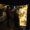Nach dem großen Erfolg der Lichterweg-Aktion in Friesenried in der Weihnachtszeit 2021 mit über 6.000 Euro an gesammelten Spendengeldern setzt das Dorf diesmal noch einen drauf: Über 10.400 Euro bleiben übrig für die Aktion "Sternstunden"! Kommt die Neuauflage im nächsten Winter?
Ansturm erst etwas späterThomas Rehle, einer der Vorstände des Friesenrieder Dorfentwicklungsvereins, zeigt sich gegenüber all-in.deentsprechend begeistert. Dabei war der Start Ende November zunächst nicht besonders vielversprechend. ZuBeginn des Friesenrieder Lichterwegs 2022Ende November hatte Regenwetter geherrscht, der Ansturm daher zunächst überschaubar. Dann kamen in der ersten Nach-Corona-Vorweihnachtszeit Weihnachtsmärkte, die viele Menschen zunächst anlockten. "Ab der zweiten Woche, als es dann trocken war, kamen richtige Massen, wie wir das vom letzten Jahr kannten", so Rehle.Bilder vom Lichterweg in Friesenried: So weihnachtlich kann ein Radweg sein...Im Gegensatz zum vorigen Jahr war es dann auch die Zeit zwischen Weihnachten und Neujahr, in der besonders viele Menschen bis Dreikönig den Lichterweg mit seinen 230 Lichterkugeln am Wegesrand besucht haben. Auch im neuen Jahr bis Dreikönig war "richtig was los, wie wir das vom letzten Jahr auch nicht kannten", erklärt Rehle. Für die rund 40-köpfige Crew, die sich dieses Mal um den Lichterweg gekümmert hat, besonders motivierend: Viele Besucherinnen und Besucher suchten auf dem Lichterweg nach den Leuten, die dafür verantwortlich waren, um sich persönlich zu bedanken.Neuerungen haben sich bezahlt gemachtEiniges Neues gab es diesmal auf dem Lichterweg, beispielsweise der Basar, ein kleiner Verkaufsraum, in dem man allerhand Selbstgebasteltes von Dorfbewohnern, dem Kindergarten und ganzen Bastelgruppen  gegen eine Spende kaufen konnte. Die Renner waren unter anderem Sterne aus Holzstöcken und selbstgestrickte Socken für 9 Euro. Günstige Preise als Teil des Konzepts: "Wo bekommst du heute noch handgestrickte Socken für 9 Euro? Da gibt's normalerweise kaum die Wolle dafür", so Rehle. Das Unkommerzielle soll die ganze Lichterwegs-Aktion widerspiegeln.Verpflegung vor Ort kam gut anWeitere Highlights: Der besonders am Wochenende gut frequentierte Grillplatz und die Verpflegung an manchen Tagen, teils mit Food-Truck, teils mit Wurstbude und Glühweinstand von den Schützenvereinen aus Friesenried und Blöcktach direkt am Eingang zum Lichterweg. Allein am Abend, als der Friesenrieder Schützenverein die Verpflegung übernahm, blieben 700 Euro hängen - der Verein hatte den Einkauf gleich mitgespendet, zusätzlich zum Verkaufserlös. Andere Vereine, beispielsweise der Musikverein, haben in ihren "Naturalien" gespendet. Im Fall des Musikvereins war das natürlich: Musik machen. Die Mitarbeiterinnen der Bücherei haben aus Büchern vorgelesen, der Kindergarten hat gebastelt. "Jeder hat sich auf sein Können konzentriert", beschreibt Rehle und schmunzelt: "Die Schützen wollten halt nicht schießen, die haben dann was verkauft."Lichterweg-Bähnle begeisterte Kinder und ElternAuch während der Lichterweg schon lief, hat er sich noch entwickelt. So kam von einem Besucher aus Kaufbeuren zwischenzeitlich das Angebot eines "Lichterweg-Bähnles" für Kinder, an manchen Tagen gezogen von einem kleinen Traktor, meist jedoch von einem E-Bike - 5 Minuten Rundfahrt auf dem Lichterweg gegen eine Spende der Eltern. "Wir haben da auch a bissl auf unseren 'Klima-Fußabdruck' geachtet, das leise E-Bike, das auch nicht so blendet, war dann auch für die Besucher angenehmer, als wenn der Traktor kommt", so Rehle. A propos: Energie - ein wichtiges Thema beim Lichterweg.Energiebilanz des Lichterwegs: LED's sparen StromÜber 16.000 Lichter brauchen Strom. Durch die Verwendung von LED's allerdings fällt die Energie-Verbrauchs-Bilanz durchaus überschaubar aus. 47 Kilowatt-Stunden Strom wurden insgesamt verbraucht. Die Philosophie dahinter: Wenn jeder im Dorf vor seinem Haus Lichter aufstellt, verpufft der Effekt. Der Lichterweg kann die Lichter-Deko des Dorfes bündeln und bringt dadurch mehr für alle bei geringerem Stromverbauch. "Wenn man sieht, was ein Weihnachtsmarkt an einem Tag verbraucht, das brauchen wir nicht in 42 Tagen", so Rehle. Zum Strom kamen noch rund 90 Euro für Gas zur stundenweisen Beheizung des Basars, wenn es richtig kalt war und 4 Ster Holz für Grillplatz und Feuerschalen, die allerdings kamen über Restholz-Spenden von der Bevölkerung. Einnahmen - AusgabenDie Spendensumme lag bei insgesamt 11.377 Euro, davon 62 Prozent einnahmen aus der Spendenkasse, vom Bazar und über den Lichterweg, 35 Prozent Direktspenden von Gewerbebetrieben und Vereinen und 3 Prozent sonstige Einnahmen, z.B. über den Verkauf von Fackeln. Dem gegenüber stehen insgesamt 905 Euro Ausgaben an 42 Tagen, davon ca. 60 Prozent für die rund 1.000 Batterien in den Lichterkugeln und an den Holzsternen in den Bäumen, dazu Müllsäcke und Klein-Anschaffungen. Daraus ergeben sich exakt 10.472 Euro für die Aktion "Sternstunden" des BR.
[embedcode=dzhks5dej5][/embedcode]Müll-Bilanz: extrem niedrig!Ebenfalls bemerkenswert: Das geringe Müll-Aufkommen. An immerhin 42 Lichterweg-Tagen sind gerade einmal 2 Säcke voll Müll zusammengekommen - bei Tausenden von Spaziergängern. "Das ist schon faszinierend, gerade draußen am Weg funktioniert das Selbstverpflegungs-Konzept extrem gut. Die Leute bringen ihren Glühwein in der Thermoskanne mitsamt Tassen, das Essen in einer Brotzeitbox, da fällt erst gar kein Müll an", erklärt Rehle.Batterien nicht in den Müll gewandertDie ausgetauschten Batterien landeten überwiegend nicht in der Entsorgung: Der Dorfentwicklungsverein hat alle durchgetestet und die meisten waren nicht mal halb leer. Für den Außenbetrieb von LED's im kalten Freien nicht mehr brauchbar, aber eben noch lange nicht geleert. Sie wurden über Ebay Kleinanzeigen verschenkt und somit einem "zweiten Leben" zugeführt.
[embedcode=tt58n508y9m][/embedcode]Neuauflage? Schau mer mal, wann...Ob und wann es die Neuauflage des Lichterwegs in Friesenried geben wird, steht noch nicht fest. Wobei das "Ob" eigentlich kaum eine Frage sein dürfte. Der Erfolg ist riesig, die Dorfgemeinschaft steht dahinter, die Menschen haben ihre Freude daran. Die Entscheidung fällt voraussichtlich im Sommer. Man überlegt laut Thomas Rehle beispielsweise, "ob man mal ein Jahr Pause macht, um das Ganze ein bisschen interessanter zu halten". Eine "Light"-Version allerdings war schnell vom Tisch: "Ganz oder gar nicht", sei man sich einig, so Rehle. Diverse Ideen für Neurungen oder Erweiterungen seien schon da.