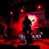 Seit über vier Jahrzehnten prägen "Grave Digger" die internationale Heavy-Metal- Szene. Ihren 40. Geburtstag feiert die Band derzeit mit einer Deutschlandtour. Mit dabei sind auch die Bands "Cellar Stone" und "Mystic Prophecy". Am Samstag machten die Musiker Station im Kaminwerk Memmingen. 
Viele Zuschauer verfolgen KonzertIn diesem Jahr werden es bereits 43 Jahre "Grave Digger". Die deutsche Metal-Band ist mit ihrer aktuellen "Knights & Riots" Tour in Deutschland unterwegs. Die Band aus Gladbeck um Sänger Chris Boltendahl war am Samstag im Kaminwerk Memmingen zu Gast und sorgte für mächtig Stimmung unter den Zuschauern, die trotz der widrigen Wetterverhältnissen zahlreich erschienen waren.Metal-Power aus dem AllgäuIm Vorprogramm von "Grave Digger" zeigte die Power-Metal-Band "Mystic Prophecy" um Sänger RD Liapakis aus Bad Grönenbach, was sie drauf hat. Für die Allgäuer war das aber nicht der einzige Auftritt in diesem Jahr im Kaminwerk. Am 17. Mai werden sie dort ihr neues Album vorstellen, unterstützt von "Hammer King". Die Fans können sich außerdem auf 100 Liter Freibier freuen. Hoher WiedererkennungswertSeit 2018 gibt es die griechische Band "Cellar Stone". Im Kaminwerk präsentierte die Band nun einige Songs aus ihren beiden Alben, die mittlerweile auf dem Markt sind. Die Mischung aus 80er Jahre Rock und derzeitigem Rock prägt sich relativ schnell ein und hat Wiedererkennungswert.