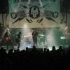 Seit über vier Jahrzehnten prägen "Grave Digger" die internationale Heavy-Metal- Szene. Ihren 40. Geburtstag feiert die Band derzeit mit einer Deutschlandtour. Mit dabei sind auch die Bands "Cellar Stone" und "Mystic Prophecy". Am Samstag machten die Musiker Station im Kaminwerk Memmingen. 
Viele Zuschauer verfolgen KonzertIn diesem Jahr werden es bereits 43 Jahre "Grave Digger". Die deutsche Metal-Band ist mit ihrer aktuellen "Knights & Riots" Tour in Deutschland unterwegs. Die Band aus Gladbeck um Sänger Chris Boltendahl war am Samstag im Kaminwerk Memmingen zu Gast und sorgte für mächtig Stimmung unter den Zuschauern, die trotz der widrigen Wetterverhältnissen zahlreich erschienen waren.Metal-Power aus dem AllgäuIm Vorprogramm von "Grave Digger" zeigte die Power-Metal-Band "Mystic Prophecy" um Sänger RD Liapakis aus Bad Grönenbach, was sie drauf hat. Für die Allgäuer war das aber nicht der einzige Auftritt in diesem Jahr im Kaminwerk. Am 17. Mai werden sie dort ihr neues Album vorstellen, unterstützt von "Hammer King". Die Fans können sich außerdem auf 100 Liter Freibier freuen. Hoher WiedererkennungswertSeit 2018 gibt es die griechische Band "Cellar Stone". Im Kaminwerk präsentierte die Band nun einige Songs aus ihren beiden Alben, die mittlerweile auf dem Markt sind. Die Mischung aus 80er Jahre Rock und derzeitigem Rock prägt sich relativ schnell ein und hat Wiedererkennungswert.