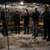 Nach dem großen Erfolg der Lichterweg-Aktion in Friesenried in der Weihnachtszeit 2021 mit über 6.000 Euro an gesammelten Spendengeldern setzt das Dorf diesmal noch einen drauf: Über 10.400 Euro bleiben übrig für die Aktion "Sternstunden"! Kommt die Neuauflage im nächsten Winter?
Ansturm erst etwas späterThomas Rehle, einer der Vorstände des Friesenrieder Dorfentwicklungsvereins, zeigt sich gegenüber all-in.deentsprechend begeistert. Dabei war der Start Ende November zunächst nicht besonders vielversprechend. ZuBeginn des Friesenrieder Lichterwegs 2022Ende November hatte Regenwetter geherrscht, der Ansturm daher zunächst überschaubar. Dann kamen in der ersten Nach-Corona-Vorweihnachtszeit Weihnachtsmärkte, die viele Menschen zunächst anlockten. "Ab der zweiten Woche, als es dann trocken war, kamen richtige Massen, wie wir das vom letzten Jahr kannten", so Rehle.Bilder vom Lichterweg in Friesenried: So weihnachtlich kann ein Radweg sein...Im Gegensatz zum vorigen Jahr war es dann auch die Zeit zwischen Weihnachten und Neujahr, in der besonders viele Menschen bis Dreikönig den Lichterweg mit seinen 230 Lichterkugeln am Wegesrand besucht haben. Auch im neuen Jahr bis Dreikönig war "richtig was los, wie wir das vom letzten Jahr auch nicht kannten", erklärt Rehle. Für die rund 40-köpfige Crew, die sich dieses Mal um den Lichterweg gekümmert hat, besonders motivierend: Viele Besucherinnen und Besucher suchten auf dem Lichterweg nach den Leuten, die dafür verantwortlich waren, um sich persönlich zu bedanken.Neuerungen haben sich bezahlt gemachtEiniges Neues gab es diesmal auf dem Lichterweg, beispielsweise der Basar, ein kleiner Verkaufsraum, in dem man allerhand Selbstgebasteltes von Dorfbewohnern, dem Kindergarten und ganzen Bastelgruppen  gegen eine Spende kaufen konnte. Die Renner waren unter anderem Sterne aus Holzstöcken und selbstgestrickte Socken für 9 Euro. Günstige Preise als Teil des Konzepts: "Wo bekommst du heute noch handgestrickte Socken für 9 Euro? Da gibt's normalerweise kaum die Wolle dafür", so Rehle. Das Unkommerzielle soll die ganze Lichterwegs-Aktion widerspiegeln.Verpflegung vor Ort kam gut anWeitere Highlights: Der besonders am Wochenende gut frequentierte Grillplatz und die Verpflegung an manchen Tagen, teils mit Food-Truck, teils mit Wurstbude und Glühweinstand von den Schützenvereinen aus Friesenried und Blöcktach direkt am Eingang zum Lichterweg. Allein am Abend, als der Friesenrieder Schützenverein die Verpflegung übernahm, blieben 700 Euro hängen - der Verein hatte den Einkauf gleich mitgespendet, zusätzlich zum Verkaufserlös. Andere Vereine, beispielsweise der Musikverein, haben in ihren "Naturalien" gespendet. Im Fall des Musikvereins war das natürlich: Musik machen. Die Mitarbeiterinnen der Bücherei haben aus Büchern vorgelesen, der Kindergarten hat gebastelt. "Jeder hat sich auf sein Können konzentriert", beschreibt Rehle und schmunzelt: "Die Schützen wollten halt nicht schießen, die haben dann was verkauft."Lichterweg-Bähnle begeisterte Kinder und ElternAuch während der Lichterweg schon lief, hat er sich noch entwickelt. So kam von einem Besucher aus Kaufbeuren zwischenzeitlich das Angebot eines "Lichterweg-Bähnles" für Kinder, an manchen Tagen gezogen von einem kleinen Traktor, meist jedoch von einem E-Bike - 5 Minuten Rundfahrt auf dem Lichterweg gegen eine Spende der Eltern. "Wir haben da auch a bissl auf unseren 'Klima-Fußabdruck' geachtet, das leise E-Bike, das auch nicht so blendet, war dann auch für die Besucher angenehmer, als wenn der Traktor kommt", so Rehle. A propos: Energie - ein wichtiges Thema beim Lichterweg.Energiebilanz des Lichterwegs: LED's sparen StromÜber 16.000 Lichter brauchen Strom. Durch die Verwendung von LED's allerdings fällt die Energie-Verbrauchs-Bilanz durchaus überschaubar aus. 47 Kilowatt-Stunden Strom wurden insgesamt verbraucht. Die Philosophie dahinter: Wenn jeder im Dorf vor seinem Haus Lichter aufstellt, verpufft der Effekt. Der Lichterweg kann die Lichter-Deko des Dorfes bündeln und bringt dadurch mehr für alle bei geringerem Stromverbauch. "Wenn man sieht, was ein Weihnachtsmarkt an einem Tag verbraucht, das brauchen wir nicht in 42 Tagen", so Rehle. Zum Strom kamen noch rund 90 Euro für Gas zur stundenweisen Beheizung des Basars, wenn es richtig kalt war und 4 Ster Holz für Grillplatz und Feuerschalen, die allerdings kamen über Restholz-Spenden von der Bevölkerung. Einnahmen - AusgabenDie Spendensumme lag bei insgesamt 11.377 Euro, davon 62 Prozent einnahmen aus der Spendenkasse, vom Bazar und über den Lichterweg, 35 Prozent Direktspenden von Gewerbebetrieben und Vereinen und 3 Prozent sonstige Einnahmen, z.B. über den Verkauf von Fackeln. Dem gegenüber stehen insgesamt 905 Euro Ausgaben an 42 Tagen, davon ca. 60 Prozent für die rund 1.000 Batterien in den Lichterkugeln und an den Holzsternen in den Bäumen, dazu Müllsäcke und Klein-Anschaffungen. Daraus ergeben sich exakt 10.472 Euro für die Aktion "Sternstunden" des BR.
[embedcode=dzhks5dej5][/embedcode]Müll-Bilanz: extrem niedrig!Ebenfalls bemerkenswert: Das geringe Müll-Aufkommen. An immerhin 42 Lichterweg-Tagen sind gerade einmal 2 Säcke voll Müll zusammengekommen - bei Tausenden von Spaziergängern. "Das ist schon faszinierend, gerade draußen am Weg funktioniert das Selbstverpflegungs-Konzept extrem gut. Die Leute bringen ihren Glühwein in der Thermoskanne mitsamt Tassen, das Essen in einer Brotzeitbox, da fällt erst gar kein Müll an", erklärt Rehle.Batterien nicht in den Müll gewandertDie ausgetauschten Batterien landeten überwiegend nicht in der Entsorgung: Der Dorfentwicklungsverein hat alle durchgetestet und die meisten waren nicht mal halb leer. Für den Außenbetrieb von LED's im kalten Freien nicht mehr brauchbar, aber eben noch lange nicht geleert. Sie wurden über Ebay Kleinanzeigen verschenkt und somit einem "zweiten Leben" zugeführt.
[embedcode=tt58n508y9m][/embedcode]Neuauflage? Schau mer mal, wann...Ob und wann es die Neuauflage des Lichterwegs in Friesenried geben wird, steht noch nicht fest. Wobei das "Ob" eigentlich kaum eine Frage sein dürfte. Der Erfolg ist riesig, die Dorfgemeinschaft steht dahinter, die Menschen haben ihre Freude daran. Die Entscheidung fällt voraussichtlich im Sommer. Man überlegt laut Thomas Rehle beispielsweise, "ob man mal ein Jahr Pause macht, um das Ganze ein bisschen interessanter zu halten". Eine "Light"-Version allerdings war schnell vom Tisch: "Ganz oder gar nicht", sei man sich einig, so Rehle. Diverse Ideen für Neurungen oder Erweiterungen seien schon da.