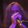 Seit über vier Jahrzehnten prägen "Grave Digger" die internationale Heavy-Metal- Szene. Ihren 40. Geburtstag feiert die Band derzeit mit einer Deutschlandtour. Mit dabei sind auch die Bands "Cellar Stone" und "Mystic Prophecy". Am Samstag machten die Musiker Station im Kaminwerk Memmingen. 
Viele Zuschauer verfolgen KonzertIn diesem Jahr werden es bereits 43 Jahre "Grave Digger". Die deutsche Metal-Band ist mit ihrer aktuellen "Knights & Riots" Tour in Deutschland unterwegs. Die Band aus Gladbeck um Sänger Chris Boltendahl war am Samstag im Kaminwerk Memmingen zu Gast und sorgte für mächtig Stimmung unter den Zuschauern, die trotz der widrigen Wetterverhältnissen zahlreich erschienen waren.Metal-Power aus dem AllgäuIm Vorprogramm von "Grave Digger" zeigte die Power-Metal-Band "Mystic Prophecy" um Sänger RD Liapakis aus Bad Grönenbach, was sie drauf hat. Für die Allgäuer war das aber nicht der einzige Auftritt in diesem Jahr im Kaminwerk. Am 17. Mai werden sie dort ihr neues Album vorstellen, unterstützt von "Hammer King". Die Fans können sich außerdem auf 100 Liter Freibier freuen. Hoher WiedererkennungswertSeit 2018 gibt es die griechische Band "Cellar Stone". Im Kaminwerk präsentierte die Band nun einige Songs aus ihren beiden Alben, die mittlerweile auf dem Markt sind. Die Mischung aus 80er Jahre Rock und derzeitigem Rock prägt sich relativ schnell ein und hat Wiedererkennungswert.