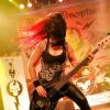 Seit über vier Jahrzehnten prägen "Grave Digger" die internationale Heavy-Metal- Szene. Ihren 40. Geburtstag feiert die Band derzeit mit einer Deutschlandtour. Mit dabei sind auch die Bands "Cellar Stone" und "Mystic Prophecy". Am Samstag machten die Musiker Station im Kaminwerk Memmingen. 
Viele Zuschauer verfolgen KonzertIn diesem Jahr werden es bereits 43 Jahre "Grave Digger". Die deutsche Metal-Band ist mit ihrer aktuellen "Knights & Riots" Tour in Deutschland unterwegs. Die Band aus Gladbeck um Sänger Chris Boltendahl war am Samstag im Kaminwerk Memmingen zu Gast und sorgte für mächtig Stimmung unter den Zuschauern, die trotz der widrigen Wetterverhältnissen zahlreich erschienen waren.Metal-Power aus dem AllgäuIm Vorprogramm von "Grave Digger" zeigte die Power-Metal-Band "Mystic Prophecy" um Sänger RD Liapakis aus Bad Grönenbach, was sie drauf hat. Für die Allgäuer war das aber nicht der einzige Auftritt in diesem Jahr im Kaminwerk. Am 17. Mai werden sie dort ihr neues Album vorstellen, unterstützt von "Hammer King". Die Fans können sich außerdem auf 100 Liter Freibier freuen. Hoher WiedererkennungswertSeit 2018 gibt es die griechische Band "Cellar Stone". Im Kaminwerk präsentierte die Band nun einige Songs aus ihren beiden Alben, die mittlerweile auf dem Markt sind. Die Mischung aus 80er Jahre Rock und derzeitigem Rock prägt sich relativ schnell ein und hat Wiedererkennungswert.