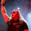 Seit über vier Jahrzehnten prägen "Grave Digger" die internationale Heavy-Metal- Szene. Ihren 40. Geburtstag feiert die Band derzeit mit einer Deutschlandtour. Mit dabei sind auch die Bands "Cellar Stone" und "Mystic Prophecy". Am Samstag machten die Musiker Station im Kaminwerk Memmingen. 
Viele Zuschauer verfolgen KonzertIn diesem Jahr werden es bereits 43 Jahre "Grave Digger". Die deutsche Metal-Band ist mit ihrer aktuellen "Knights & Riots" Tour in Deutschland unterwegs. Die Band aus Gladbeck um Sänger Chris Boltendahl war am Samstag im Kaminwerk Memmingen zu Gast und sorgte für mächtig Stimmung unter den Zuschauern, die trotz der widrigen Wetterverhältnissen zahlreich erschienen waren.Metal-Power aus dem AllgäuIm Vorprogramm von "Grave Digger" zeigte die Power-Metal-Band "Mystic Prophecy" um Sänger RD Liapakis aus Bad Grönenbach, was sie drauf hat. Für die Allgäuer war das aber nicht der einzige Auftritt in diesem Jahr im Kaminwerk. Am 17. Mai werden sie dort ihr neues Album vorstellen, unterstützt von "Hammer King". Die Fans können sich außerdem auf 100 Liter Freibier freuen. Hoher WiedererkennungswertSeit 2018 gibt es die griechische Band "Cellar Stone". Im Kaminwerk präsentierte die Band nun einige Songs aus ihren beiden Alben, die mittlerweile auf dem Markt sind. Die Mischung aus 80er Jahre Rock und derzeitigem Rock prägt sich relativ schnell ein und hat Wiedererkennungswert.