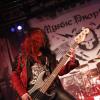 Seit über vier Jahrzehnten prägen "Grave Digger" die internationale Heavy-Metal- Szene. Ihren 40. Geburtstag feiert die Band derzeit mit einer Deutschlandtour. Mit dabei sind auch die Bands "Cellar Stone" und "Mystic Prophecy". Am Samstag machten die Musiker Station im Kaminwerk Memmingen. 
Viele Zuschauer verfolgen KonzertIn diesem Jahr werden es bereits 43 Jahre "Grave Digger". Die deutsche Metal-Band ist mit ihrer aktuellen "Knights & Riots" Tour in Deutschland unterwegs. Die Band aus Gladbeck um Sänger Chris Boltendahl war am Samstag im Kaminwerk Memmingen zu Gast und sorgte für mächtig Stimmung unter den Zuschauern, die trotz der widrigen Wetterverhältnissen zahlreich erschienen waren.Metal-Power aus dem AllgäuIm Vorprogramm von "Grave Digger" zeigte die Power-Metal-Band "Mystic Prophecy" um Sänger RD Liapakis aus Bad Grönenbach, was sie drauf hat. Für die Allgäuer war das aber nicht der einzige Auftritt in diesem Jahr im Kaminwerk. Am 17. Mai werden sie dort ihr neues Album vorstellen, unterstützt von "Hammer King". Die Fans können sich außerdem auf 100 Liter Freibier freuen. Hoher WiedererkennungswertSeit 2018 gibt es die griechische Band "Cellar Stone". Im Kaminwerk präsentierte die Band nun einige Songs aus ihren beiden Alben, die mittlerweile auf dem Markt sind. Die Mischung aus 80er Jahre Rock und derzeitigem Rock prägt sich relativ schnell ein und hat Wiedererkennungswert.