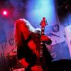 Seit über vier Jahrzehnten prägen "Grave Digger" die internationale Heavy-Metal- Szene. Ihren 40. Geburtstag feiert die Band derzeit mit einer Deutschlandtour. Mit dabei sind auch die Bands "Cellar Stone" und "Mystic Prophecy". Am Samstag machten die Musiker Station im Kaminwerk Memmingen. 
Viele Zuschauer verfolgen KonzertIn diesem Jahr werden es bereits 43 Jahre "Grave Digger". Die deutsche Metal-Band ist mit ihrer aktuellen "Knights & Riots" Tour in Deutschland unterwegs. Die Band aus Gladbeck um Sänger Chris Boltendahl war am Samstag im Kaminwerk Memmingen zu Gast und sorgte für mächtig Stimmung unter den Zuschauern, die trotz der widrigen Wetterverhältnissen zahlreich erschienen waren.Metal-Power aus dem AllgäuIm Vorprogramm von "Grave Digger" zeigte die Power-Metal-Band "Mystic Prophecy" um Sänger RD Liapakis aus Bad Grönenbach, was sie drauf hat. Für die Allgäuer war das aber nicht der einzige Auftritt in diesem Jahr im Kaminwerk. Am 17. Mai werden sie dort ihr neues Album vorstellen, unterstützt von "Hammer King". Die Fans können sich außerdem auf 100 Liter Freibier freuen. Hoher WiedererkennungswertSeit 2018 gibt es die griechische Band "Cellar Stone". Im Kaminwerk präsentierte die Band nun einige Songs aus ihren beiden Alben, die mittlerweile auf dem Markt sind. Die Mischung aus 80er Jahre Rock und derzeitigem Rock prägt sich relativ schnell ein und hat Wiedererkennungswert.