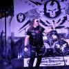 Seit über vier Jahrzehnten prägen "Grave Digger" die internationale Heavy-Metal- Szene. Ihren 40. Geburtstag feiert die Band derzeit mit einer Deutschlandtour. Mit dabei sind auch die Bands "Cellar Stone" und "Mystic Prophecy". Am Samstag machten die Musiker Station im Kaminwerk Memmingen. 
Viele Zuschauer verfolgen KonzertIn diesem Jahr werden es bereits 43 Jahre "Grave Digger". Die deutsche Metal-Band ist mit ihrer aktuellen "Knights & Riots" Tour in Deutschland unterwegs. Die Band aus Gladbeck um Sänger Chris Boltendahl war am Samstag im Kaminwerk Memmingen zu Gast und sorgte für mächtig Stimmung unter den Zuschauern, die trotz der widrigen Wetterverhältnissen zahlreich erschienen waren.Metal-Power aus dem AllgäuIm Vorprogramm von "Grave Digger" zeigte die Power-Metal-Band "Mystic Prophecy" um Sänger RD Liapakis aus Bad Grönenbach, was sie drauf hat. Für die Allgäuer war das aber nicht der einzige Auftritt in diesem Jahr im Kaminwerk. Am 17. Mai werden sie dort ihr neues Album vorstellen, unterstützt von "Hammer King". Die Fans können sich außerdem auf 100 Liter Freibier freuen. Hoher WiedererkennungswertSeit 2018 gibt es die griechische Band "Cellar Stone". Im Kaminwerk präsentierte die Band nun einige Songs aus ihren beiden Alben, die mittlerweile auf dem Markt sind. Die Mischung aus 80er Jahre Rock und derzeitigem Rock prägt sich relativ schnell ein und hat Wiedererkennungswert.