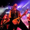 Seit über vier Jahrzehnten prägen "Grave Digger" die internationale Heavy-Metal- Szene. Ihren 40. Geburtstag feiert die Band derzeit mit einer Deutschlandtour. Mit dabei sind auch die Bands "Cellar Stone" und "Mystic Prophecy". Am Samstag machten die Musiker Station im Kaminwerk Memmingen. 
Viele Zuschauer verfolgen KonzertIn diesem Jahr werden es bereits 43 Jahre "Grave Digger". Die deutsche Metal-Band ist mit ihrer aktuellen "Knights & Riots" Tour in Deutschland unterwegs. Die Band aus Gladbeck um Sänger Chris Boltendahl war am Samstag im Kaminwerk Memmingen zu Gast und sorgte für mächtig Stimmung unter den Zuschauern, die trotz der widrigen Wetterverhältnissen zahlreich erschienen waren.Metal-Power aus dem AllgäuIm Vorprogramm von "Grave Digger" zeigte die Power-Metal-Band "Mystic Prophecy" um Sänger RD Liapakis aus Bad Grönenbach, was sie drauf hat. Für die Allgäuer war das aber nicht der einzige Auftritt in diesem Jahr im Kaminwerk. Am 17. Mai werden sie dort ihr neues Album vorstellen, unterstützt von "Hammer King". Die Fans können sich außerdem auf 100 Liter Freibier freuen. Hoher WiedererkennungswertSeit 2018 gibt es die griechische Band "Cellar Stone". Im Kaminwerk präsentierte die Band nun einige Songs aus ihren beiden Alben, die mittlerweile auf dem Markt sind. Die Mischung aus 80er Jahre Rock und derzeitigem Rock prägt sich relativ schnell ein und hat Wiedererkennungswert.