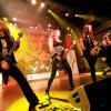 Seit über vier Jahrzehnten prägen "Grave Digger" die internationale Heavy-Metal- Szene. Ihren 40. Geburtstag feiert die Band derzeit mit einer Deutschlandtour. Mit dabei sind auch die Bands "Cellar Stone" und "Mystic Prophecy". Am Samstag machten die Musiker Station im Kaminwerk Memmingen. 
Viele Zuschauer verfolgen KonzertIn diesem Jahr werden es bereits 43 Jahre "Grave Digger". Die deutsche Metal-Band ist mit ihrer aktuellen "Knights & Riots" Tour in Deutschland unterwegs. Die Band aus Gladbeck um Sänger Chris Boltendahl war am Samstag im Kaminwerk Memmingen zu Gast und sorgte für mächtig Stimmung unter den Zuschauern, die trotz der widrigen Wetterverhältnissen zahlreich erschienen waren.Metal-Power aus dem AllgäuIm Vorprogramm von "Grave Digger" zeigte die Power-Metal-Band "Mystic Prophecy" um Sänger RD Liapakis aus Bad Grönenbach, was sie drauf hat. Für die Allgäuer war das aber nicht der einzige Auftritt in diesem Jahr im Kaminwerk. Am 17. Mai werden sie dort ihr neues Album vorstellen, unterstützt von "Hammer King". Die Fans können sich außerdem auf 100 Liter Freibier freuen. Hoher WiedererkennungswertSeit 2018 gibt es die griechische Band "Cellar Stone". Im Kaminwerk präsentierte die Band nun einige Songs aus ihren beiden Alben, die mittlerweile auf dem Markt sind. Die Mischung aus 80er Jahre Rock und derzeitigem Rock prägt sich relativ schnell ein und hat Wiedererkennungswert.