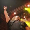 Seit über vier Jahrzehnten prägen "Grave Digger" die internationale Heavy-Metal- Szene. Ihren 40. Geburtstag feiert die Band derzeit mit einer Deutschlandtour. Mit dabei sind auch die Bands "Cellar Stone" und "Mystic Prophecy". Am Samstag machten die Musiker Station im Kaminwerk Memmingen. 
Viele Zuschauer verfolgen KonzertIn diesem Jahr werden es bereits 43 Jahre "Grave Digger". Die deutsche Metal-Band ist mit ihrer aktuellen "Knights & Riots" Tour in Deutschland unterwegs. Die Band aus Gladbeck um Sänger Chris Boltendahl war am Samstag im Kaminwerk Memmingen zu Gast und sorgte für mächtig Stimmung unter den Zuschauern, die trotz der widrigen Wetterverhältnissen zahlreich erschienen waren.Metal-Power aus dem AllgäuIm Vorprogramm von "Grave Digger" zeigte die Power-Metal-Band "Mystic Prophecy" um Sänger RD Liapakis aus Bad Grönenbach, was sie drauf hat. Für die Allgäuer war das aber nicht der einzige Auftritt in diesem Jahr im Kaminwerk. Am 17. Mai werden sie dort ihr neues Album vorstellen, unterstützt von "Hammer King". Die Fans können sich außerdem auf 100 Liter Freibier freuen. Hoher WiedererkennungswertSeit 2018 gibt es die griechische Band "Cellar Stone". Im Kaminwerk präsentierte die Band nun einige Songs aus ihren beiden Alben, die mittlerweile auf dem Markt sind. Die Mischung aus 80er Jahre Rock und derzeitigem Rock prägt sich relativ schnell ein und hat Wiedererkennungswert.