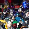 Die Memminger Stadtbachhexen verwandelten Memmingen wieder einmal zur Fasnet-Hochburg. Nach zwei Jahren Pause konnte endlich wieder das Monsterkonzert der Guggamusik mit sechs Kapellen veranstaltet werden. Der Wettergott hatte ein Einsehen mit den Gruppen die aus Nah und Fern angereist waren. Laut Wetterbericht sollte es regnen, aber Gottseidank, es blieb trocken. Oberbürgermeister Manfred Schilder sagte in seiner Ansprache, dass er so einen vollen Marktplatz seit Jahren nicht mehr gesehen habe.
[video]https://www.youtube.com/watch?v=xL56Mwlt-Gs[/video]
Gute Stimmung auf dem MarktplatzDurch die Veranstaltung führte, mit Scherzen und Reimen, 1. Zunftmeister Memmingen Rainer Betz alias Balu, verstärkt an seiner Seite durch Martin Speckle, auch Specki genannt. Zum Aufwärmen feuerten sie die Menschenmenge auf den prall gefüllten Markplatz immer wieder in höchster Lautstärke mit Schlachtrufen wie "wo nei, in da Bach nei" und "Mau Mau Mau, s'wird scho gau" an. Tausendfach schallte es zurück. Auch fürs Leibeswohl war gesorgt, es gab Buden mit Glühwein und Bratwurst im Semmel. Nach dem Auftritt ging es dann zur Ü 18 Party in die Stadionhalle.