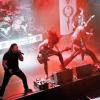Seit über vier Jahrzehnten prägen "Grave Digger" die internationale Heavy-Metal- Szene. Ihren 40. Geburtstag feiert die Band derzeit mit einer Deutschlandtour. Mit dabei sind auch die Bands "Cellar Stone" und "Mystic Prophecy". Am Samstag machten die Musiker Station im Kaminwerk Memmingen. 
Viele Zuschauer verfolgen KonzertIn diesem Jahr werden es bereits 43 Jahre "Grave Digger". Die deutsche Metal-Band ist mit ihrer aktuellen "Knights & Riots" Tour in Deutschland unterwegs. Die Band aus Gladbeck um Sänger Chris Boltendahl war am Samstag im Kaminwerk Memmingen zu Gast und sorgte für mächtig Stimmung unter den Zuschauern, die trotz der widrigen Wetterverhältnissen zahlreich erschienen waren.Metal-Power aus dem AllgäuIm Vorprogramm von "Grave Digger" zeigte die Power-Metal-Band "Mystic Prophecy" um Sänger RD Liapakis aus Bad Grönenbach, was sie drauf hat. Für die Allgäuer war das aber nicht der einzige Auftritt in diesem Jahr im Kaminwerk. Am 17. Mai werden sie dort ihr neues Album vorstellen, unterstützt von "Hammer King". Die Fans können sich außerdem auf 100 Liter Freibier freuen. Hoher WiedererkennungswertSeit 2018 gibt es die griechische Band "Cellar Stone". Im Kaminwerk präsentierte die Band nun einige Songs aus ihren beiden Alben, die mittlerweile auf dem Markt sind. Die Mischung aus 80er Jahre Rock und derzeitigem Rock prägt sich relativ schnell ein und hat Wiedererkennungswert.