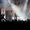 Seit über vier Jahrzehnten prägen "Grave Digger" die internationale Heavy-Metal- Szene. Ihren 40. Geburtstag feiert die Band derzeit mit einer Deutschlandtour. Mit dabei sind auch die Bands "Cellar Stone" und "Mystic Prophecy". Am Samstag machten die Musiker Station im Kaminwerk Memmingen. 
Viele Zuschauer verfolgen KonzertIn diesem Jahr werden es bereits 43 Jahre "Grave Digger". Die deutsche Metal-Band ist mit ihrer aktuellen "Knights & Riots" Tour in Deutschland unterwegs. Die Band aus Gladbeck um Sänger Chris Boltendahl war am Samstag im Kaminwerk Memmingen zu Gast und sorgte für mächtig Stimmung unter den Zuschauern, die trotz der widrigen Wetterverhältnissen zahlreich erschienen waren.Metal-Power aus dem AllgäuIm Vorprogramm von "Grave Digger" zeigte die Power-Metal-Band "Mystic Prophecy" um Sänger RD Liapakis aus Bad Grönenbach, was sie drauf hat. Für die Allgäuer war das aber nicht der einzige Auftritt in diesem Jahr im Kaminwerk. Am 17. Mai werden sie dort ihr neues Album vorstellen, unterstützt von "Hammer King". Die Fans können sich außerdem auf 100 Liter Freibier freuen. Hoher WiedererkennungswertSeit 2018 gibt es die griechische Band "Cellar Stone". Im Kaminwerk präsentierte die Band nun einige Songs aus ihren beiden Alben, die mittlerweile auf dem Markt sind. Die Mischung aus 80er Jahre Rock und derzeitigem Rock prägt sich relativ schnell ein und hat Wiedererkennungswert.