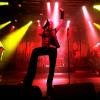 Seit über vier Jahrzehnten prägen "Grave Digger" die internationale Heavy-Metal- Szene. Ihren 40. Geburtstag feiert die Band derzeit mit einer Deutschlandtour. Mit dabei sind auch die Bands "Cellar Stone" und "Mystic Prophecy". Am Samstag machten die Musiker Station im Kaminwerk Memmingen. 
Viele Zuschauer verfolgen KonzertIn diesem Jahr werden es bereits 43 Jahre "Grave Digger". Die deutsche Metal-Band ist mit ihrer aktuellen "Knights & Riots" Tour in Deutschland unterwegs. Die Band aus Gladbeck um Sänger Chris Boltendahl war am Samstag im Kaminwerk Memmingen zu Gast und sorgte für mächtig Stimmung unter den Zuschauern, die trotz der widrigen Wetterverhältnissen zahlreich erschienen waren.Metal-Power aus dem AllgäuIm Vorprogramm von "Grave Digger" zeigte die Power-Metal-Band "Mystic Prophecy" um Sänger RD Liapakis aus Bad Grönenbach, was sie drauf hat. Für die Allgäuer war das aber nicht der einzige Auftritt in diesem Jahr im Kaminwerk. Am 17. Mai werden sie dort ihr neues Album vorstellen, unterstützt von "Hammer King". Die Fans können sich außerdem auf 100 Liter Freibier freuen. Hoher WiedererkennungswertSeit 2018 gibt es die griechische Band "Cellar Stone". Im Kaminwerk präsentierte die Band nun einige Songs aus ihren beiden Alben, die mittlerweile auf dem Markt sind. Die Mischung aus 80er Jahre Rock und derzeitigem Rock prägt sich relativ schnell ein und hat Wiedererkennungswert.