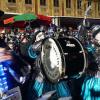 Die Memminger Stadtbachhexen verwandelten Memmingen wieder einmal zur Fasnet-Hochburg. Nach zwei Jahren Pause konnte endlich wieder das Monsterkonzert der Guggamusik mit sechs Kapellen veranstaltet werden. Der Wettergott hatte ein Einsehen mit den Gruppen die aus Nah und Fern angereist waren. Laut Wetterbericht sollte es regnen, aber Gottseidank, es blieb trocken. Oberbürgermeister Manfred Schilder sagte in seiner Ansprache, dass er so einen vollen Marktplatz seit Jahren nicht mehr gesehen habe.
[video]https://www.youtube.com/watch?v=xL56Mwlt-Gs[/video]
Gute Stimmung auf dem MarktplatzDurch die Veranstaltung führte, mit Scherzen und Reimen, 1. Zunftmeister Memmingen Rainer Betz alias Balu, verstärkt an seiner Seite durch Martin Speckle, auch Specki genannt. Zum Aufwärmen feuerten sie die Menschenmenge auf den prall gefüllten Markplatz immer wieder in höchster Lautstärke mit Schlachtrufen wie "wo nei, in da Bach nei" und "Mau Mau Mau, s'wird scho gau" an. Tausendfach schallte es zurück. Auch fürs Leibeswohl war gesorgt, es gab Buden mit Glühwein und Bratwurst im Semmel. Nach dem Auftritt ging es dann zur Ü 18 Party in die Stadionhalle.