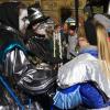 Die Memminger Stadtbachhexen verwandelten Memmingen wieder einmal zur Fasnet-Hochburg. Nach zwei Jahren Pause konnte endlich wieder das Monsterkonzert der Guggamusik mit sechs Kapellen veranstaltet werden. Der Wettergott hatte ein Einsehen mit den Gruppen die aus Nah und Fern angereist waren. Laut Wetterbericht sollte es regnen, aber Gottseidank, es blieb trocken. Oberbürgermeister Manfred Schilder sagte in seiner Ansprache, dass er so einen vollen Marktplatz seit Jahren nicht mehr gesehen habe.
[video]https://www.youtube.com/watch?v=xL56Mwlt-Gs[/video]
Gute Stimmung auf dem MarktplatzDurch die Veranstaltung führte, mit Scherzen und Reimen, 1. Zunftmeister Memmingen Rainer Betz alias Balu, verstärkt an seiner Seite durch Martin Speckle, auch Specki genannt. Zum Aufwärmen feuerten sie die Menschenmenge auf den prall gefüllten Markplatz immer wieder in höchster Lautstärke mit Schlachtrufen wie "wo nei, in da Bach nei" und "Mau Mau Mau, s'wird scho gau" an. Tausendfach schallte es zurück. Auch fürs Leibeswohl war gesorgt, es gab Buden mit Glühwein und Bratwurst im Semmel. Nach dem Auftritt ging es dann zur Ü 18 Party in die Stadionhalle.