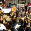 Die Memminger Stadtbachhexen verwandelten Memmingen wieder einmal zur Fasnet-Hochburg. Nach zwei Jahren Pause konnte endlich wieder das Monsterkonzert der Guggamusik mit sechs Kapellen veranstaltet werden. Der Wettergott hatte ein Einsehen mit den Gruppen die aus Nah und Fern angereist waren. Laut Wetterbericht sollte es regnen, aber Gottseidank, es blieb trocken. Oberbürgermeister Manfred Schilder sagte in seiner Ansprache, dass er so einen vollen Marktplatz seit Jahren nicht mehr gesehen habe.
[video]https://www.youtube.com/watch?v=xL56Mwlt-Gs[/video]
Gute Stimmung auf dem MarktplatzDurch die Veranstaltung führte, mit Scherzen und Reimen, 1. Zunftmeister Memmingen Rainer Betz alias Balu, verstärkt an seiner Seite durch Martin Speckle, auch Specki genannt. Zum Aufwärmen feuerten sie die Menschenmenge auf den prall gefüllten Markplatz immer wieder in höchster Lautstärke mit Schlachtrufen wie "wo nei, in da Bach nei" und "Mau Mau Mau, s'wird scho gau" an. Tausendfach schallte es zurück. Auch fürs Leibeswohl war gesorgt, es gab Buden mit Glühwein und Bratwurst im Semmel. Nach dem Auftritt ging es dann zur Ü 18 Party in die Stadionhalle.